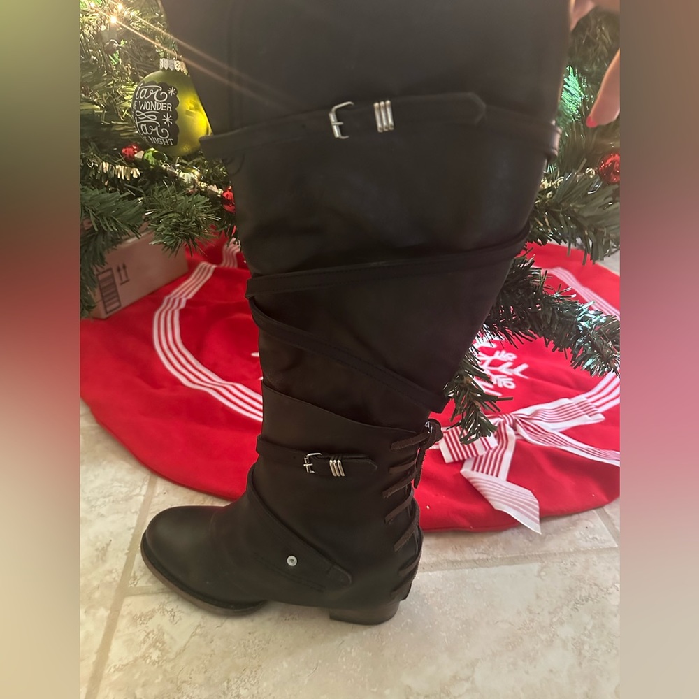 Freebird Size 9 Cassius distressed black boots. Worn twice ,in excellent shape.